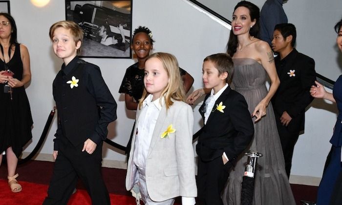 выход Анджелина Джоли с детьми