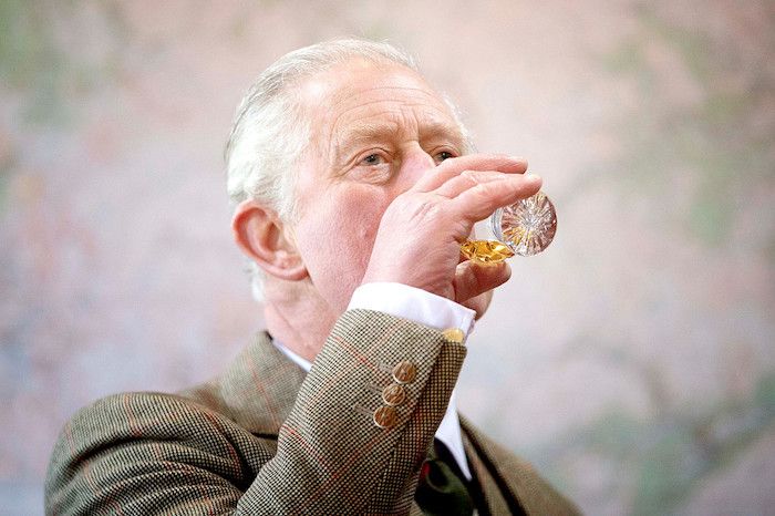 Принц Чарльз выпивает