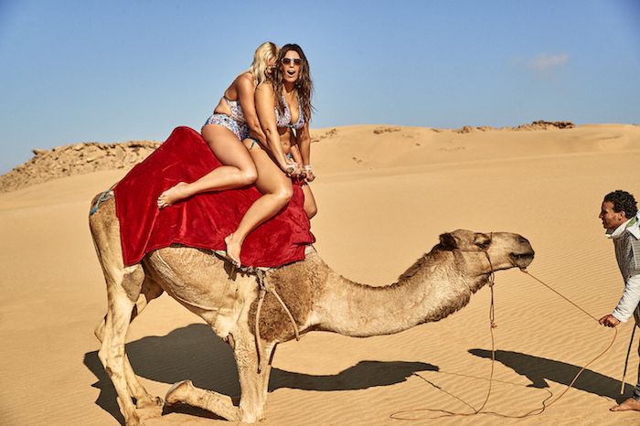 Эшли Грэм с мамой на верблюде