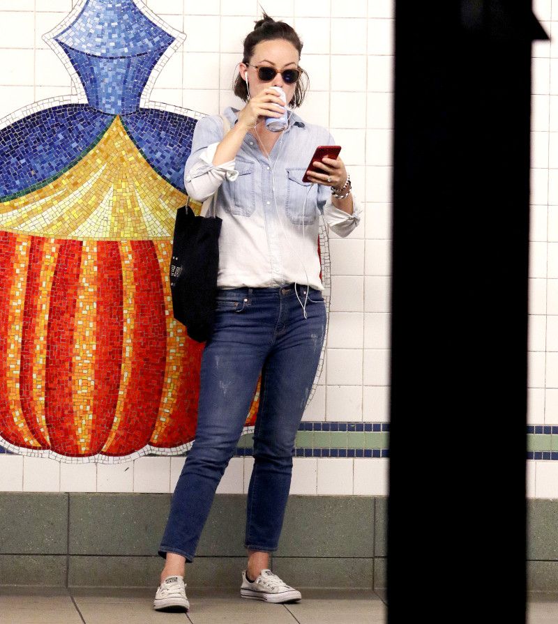 Оливия Уайлд ездит на метро