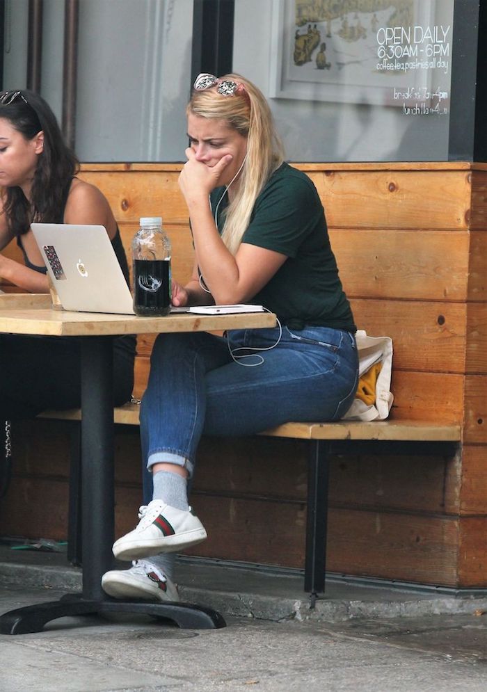 Бизи Филиппс с ноутбуком в кафе