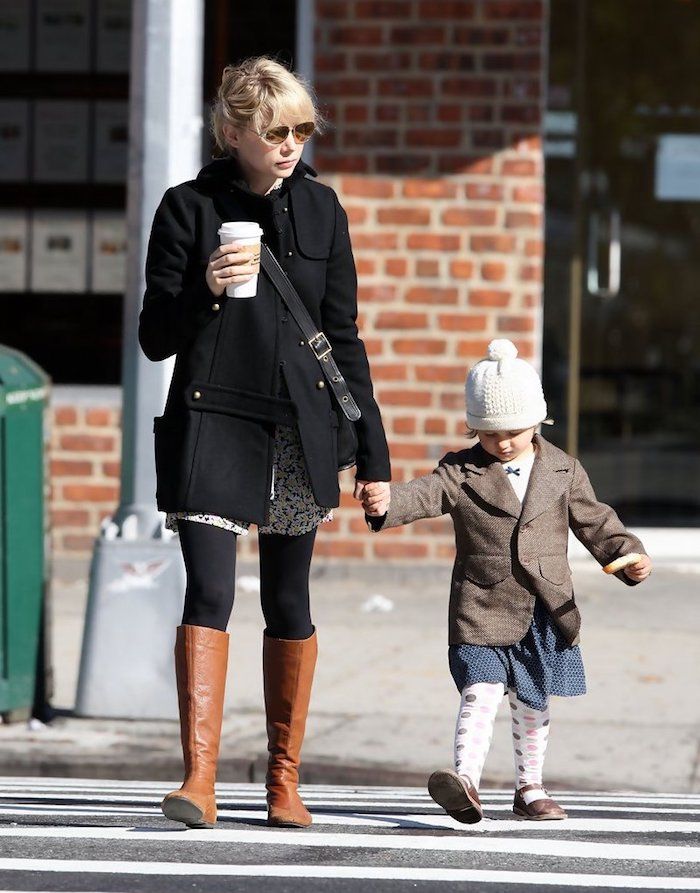 Мишель Уильямс с дочерью на прогулке