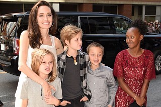 Жизнь детей Джоли и Питта после развода родителей (фото)