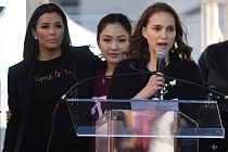 Голливудские звезды вышли на «Женский марш» в Лос-Анджелесе (фото)